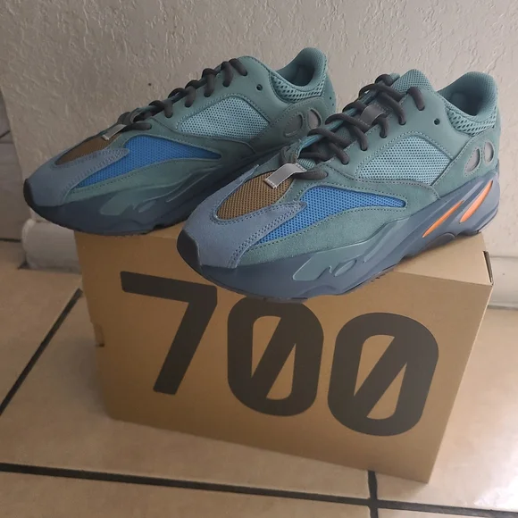 Yeezy boots 700